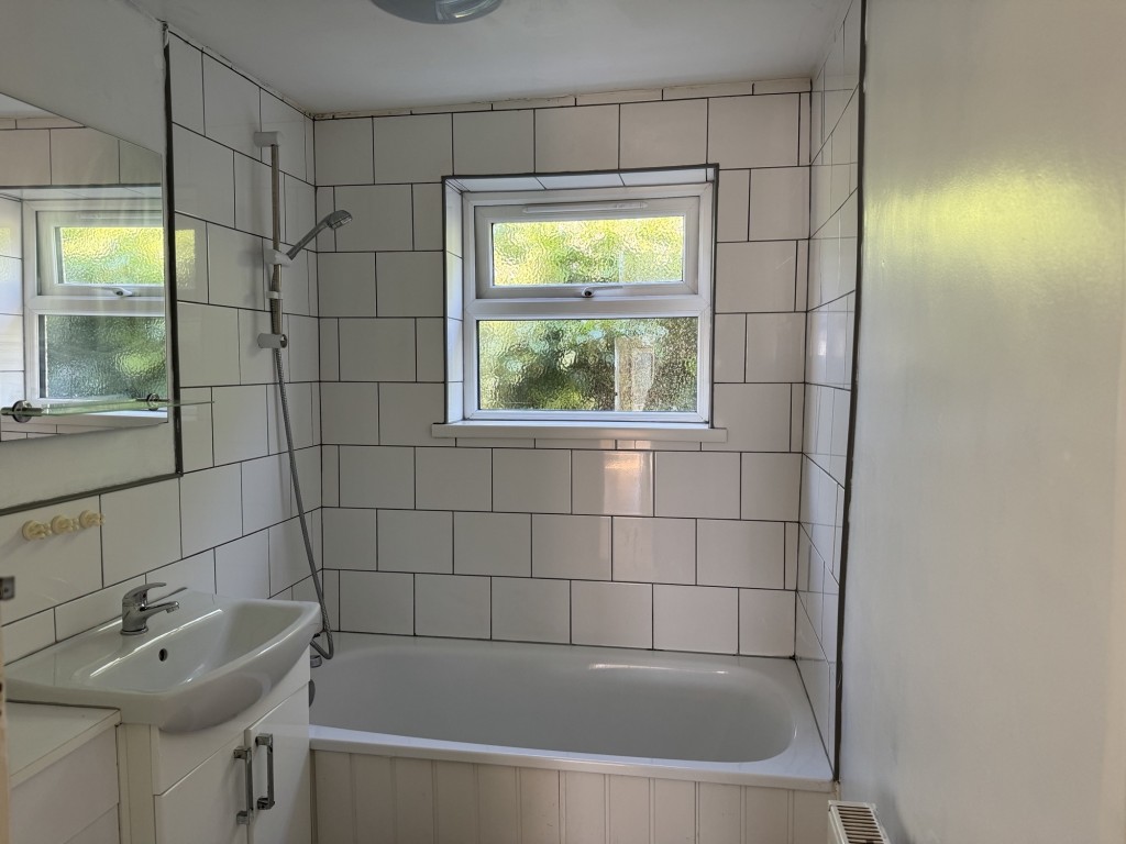 Lot: 136 - TWO-BEDROOM MID-TERRACE HOUSE FOR IMPROVEMENT - Bathroom